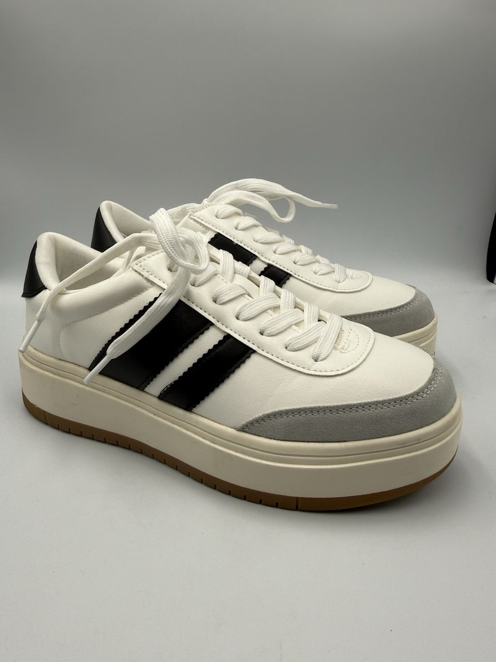 Madden Girl Navida By Steve Madden Women's Sneakers / Shoes  - White&Black 8.5sz