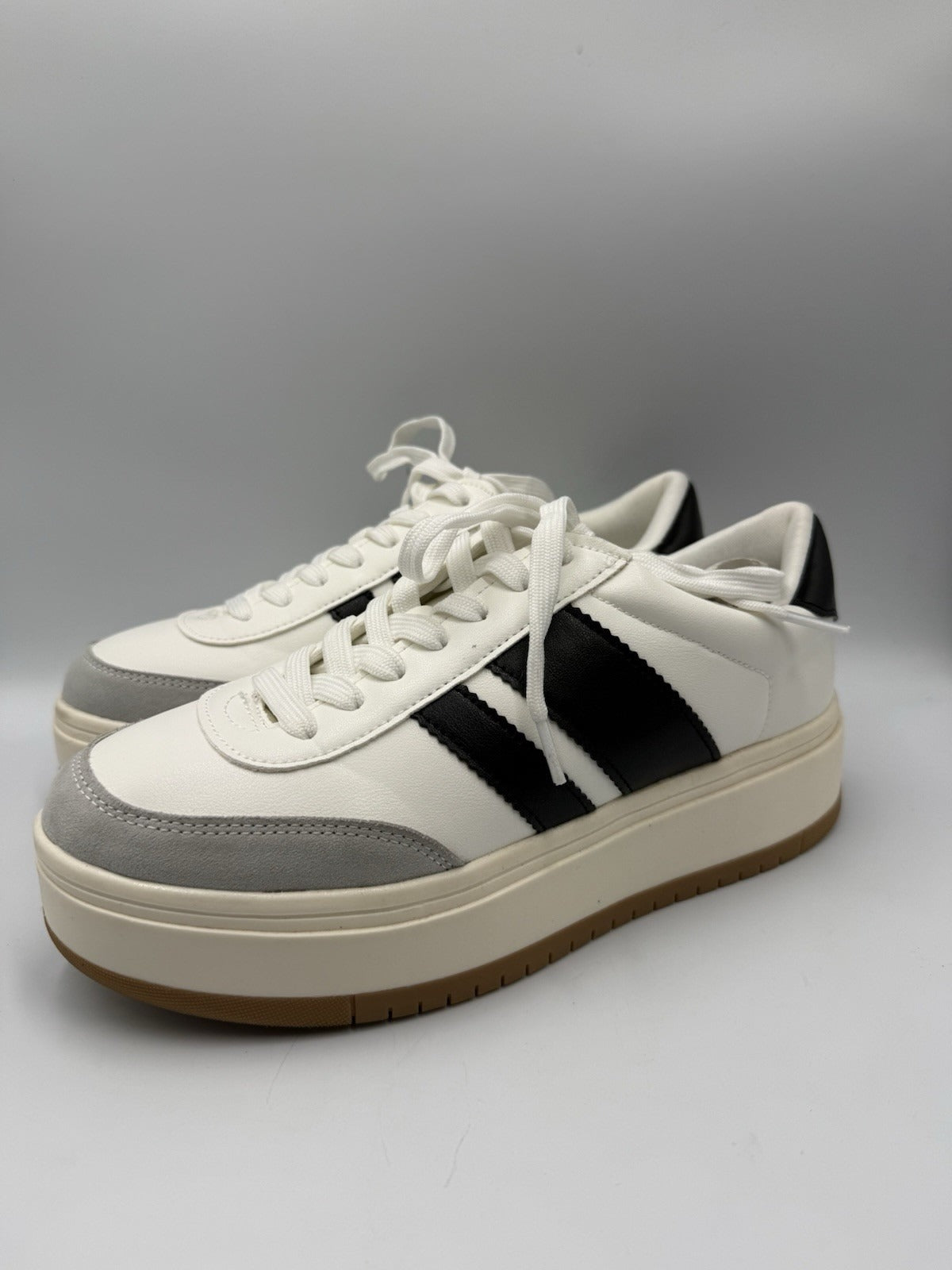 Madden Girl Navida By Steve Madden Women's Sneakers / Shoes  - White&Black 8.5sz